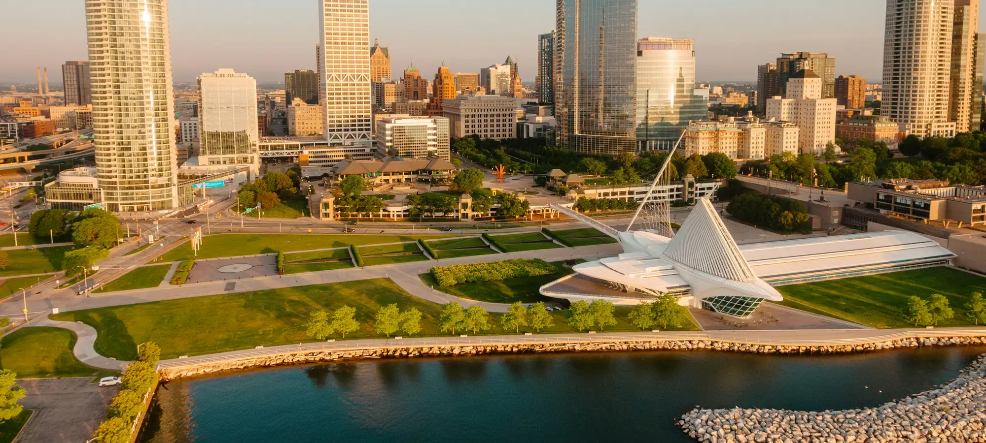 Milwaukee lakefront skyline and the Milwaukee Art Museum